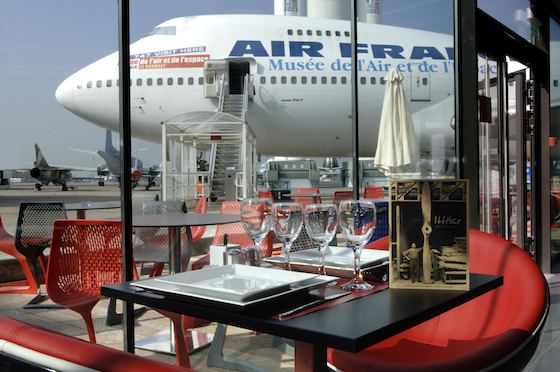 Le restaurant l'Hélice du musée de l'air du Bourget avec vue sur l'exposition