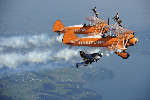 Yves Rossi, alias Jetman, en formation avec les Sterman des Breitling Wingwalkers