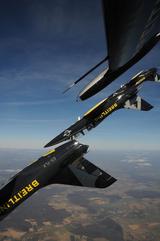 Le Breitling Jet Team...</div></noscript>				</div>

				
					<aside class=