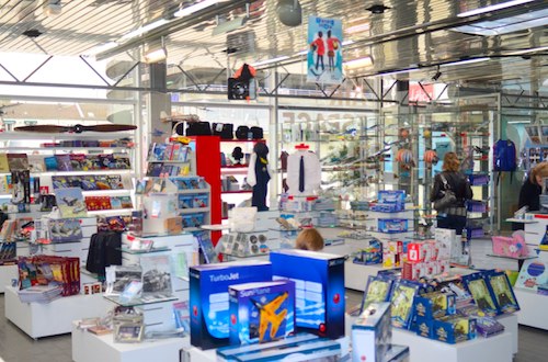 Le nouveau point de vente du musée de l’air du Bourget géré par la Boutique du Pilote s’étend sur 170 m2 et rassemble près de 3.000 références. 