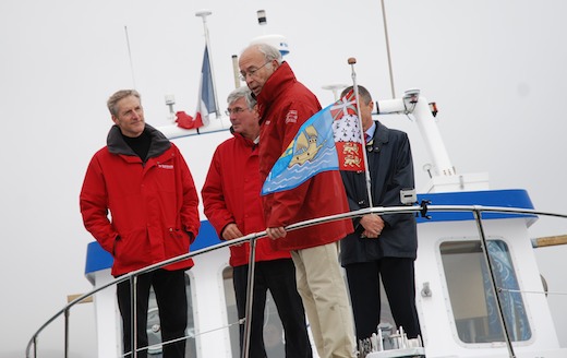 Au large de Saint-Pierre-et-Miquelon, sur le pont du Zéphyr (de gauche à droite) : Eric Lindbergh, Jean-Paul Herteman, PDG de Safran, et Bernard Decré, président de l'association La recherche de l'Oiseau Blanc