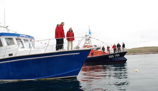 Eric Lindbergh a jeté à la mer un gerbe depuis le Zéphyr, le bateau de recherches de l'épave de l'Oiseau Blanc