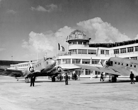 Seul aéroport Parisien utilisé par les compagnies aériennes jusqu’à l’ouverture de l’aéroport d’Orly en 1952 et Roissy-Charles de Gaulle en 1977, Air France a installé son siège social sur l’aéroport du Bourget dès sa création, en 1933.