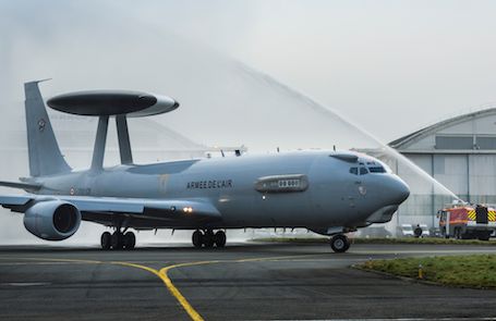 Le premier AWACS modifié salué par les pompiers de l’aéroport du Bourget avant son décollage. (février 2014)