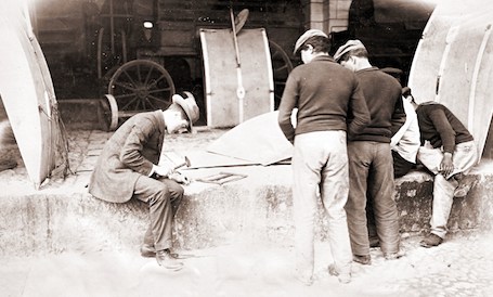 Henri Fabre travaillant en 1918 dans l’immeuble où la plaque va être posée 