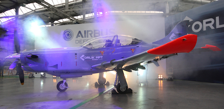 Roll out de l'avion d'entrainement militaire PZL 130 Orlik MPT dans l'usine PZL (Airbus Defense & Space) de Varsovie