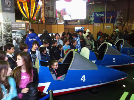 Le jeu Alphajet de l'exposition attire de nombreux jeunes apprentis pilotes. Il est l'attraction la plus prisée par le public.