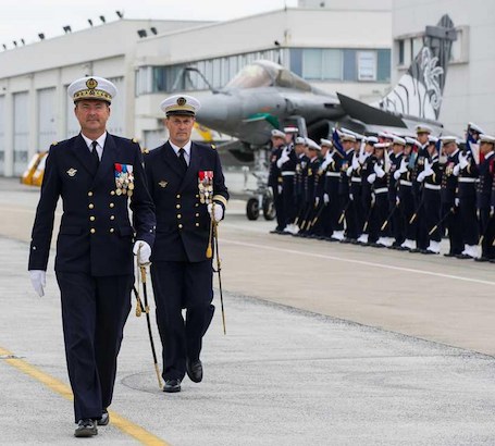 Cérémonie de départ du Commandant de la Force de l'aéronautique navale sur la base d’aéronautique navale (BAN) de Landivisiau.