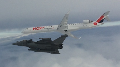 Rafale en patrouille avec un CRJ1000 de Hop!