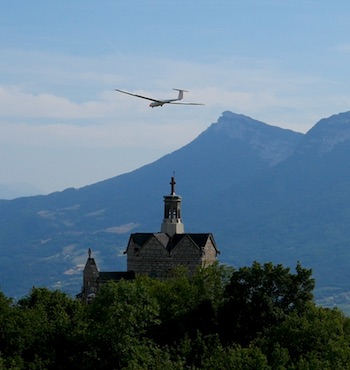 Le mont Saint-Michel au-dessus de l'aérodrome de Challes-les-Eaux, avec en arrière plan, le Granier (massif de la Chartreuse)