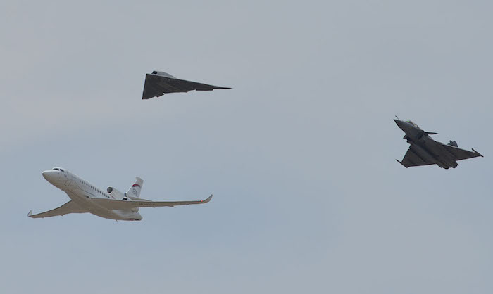 Le drone Neuron encadré par un Falcon 8X et un Rafale dans le ciel d'Istres, à l'occasion du...</div></noscript>				</div>

				
					<aside class=