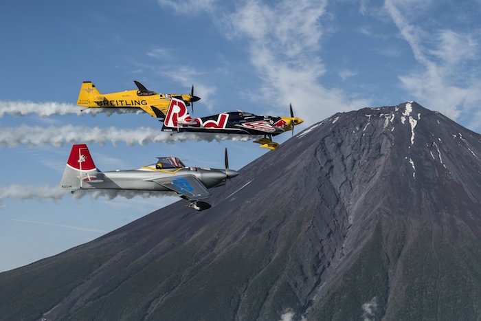 Carte postale envoyée par les pilotes du Red Bull Air Race à l'occasion de la manche japonaise du championnat du monde 2016