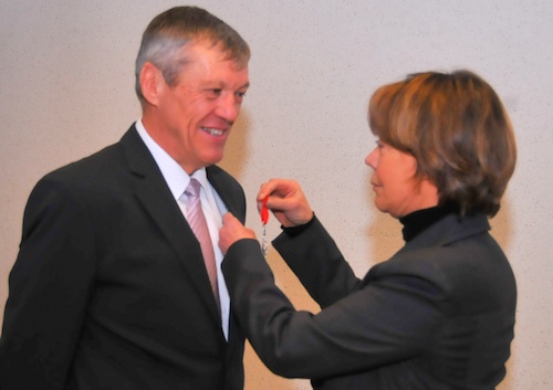 Catherine Maunoury, Directrice du Musée de l’air et de l’Espace a remis, à Jacques Aboulin, sa décoration