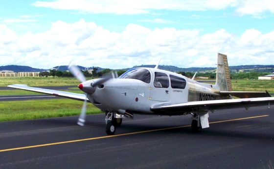 Le Mooney Ovation Ultra sur la piste 30 de l'aérodrome de Kerrville